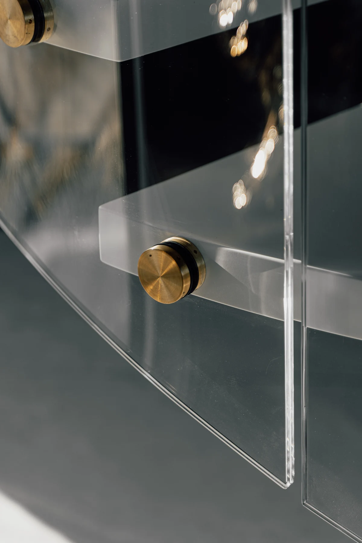 Detal okrągłego mocowania szklanej balustrady