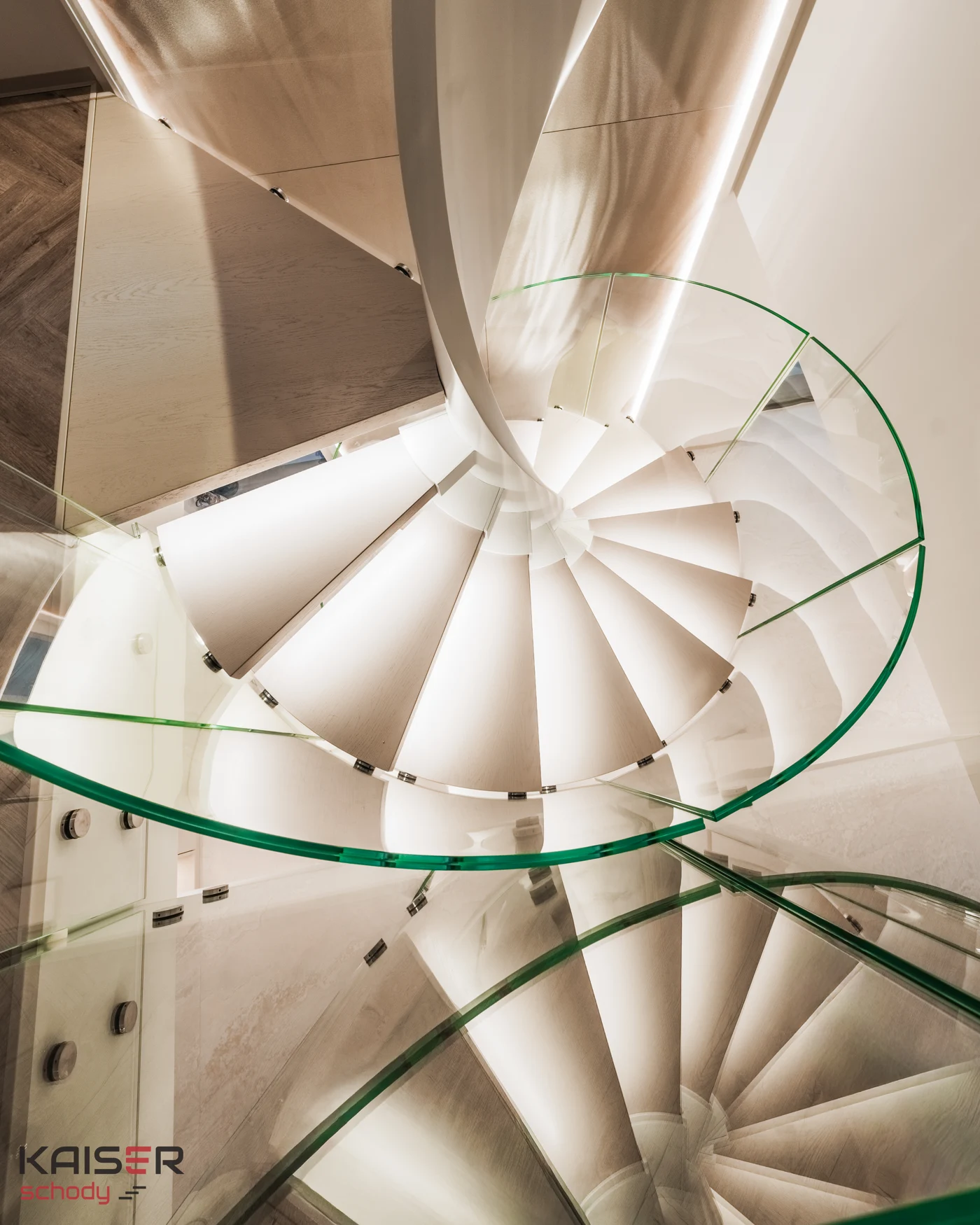Gięte szkło wokół jasnych schodów spiralnych