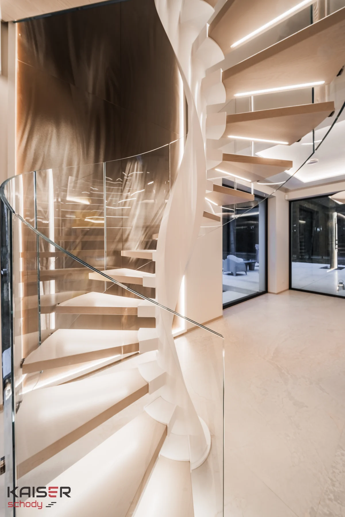 Jasne schody spiralne ze szklaną balustradą — ujęcie 01