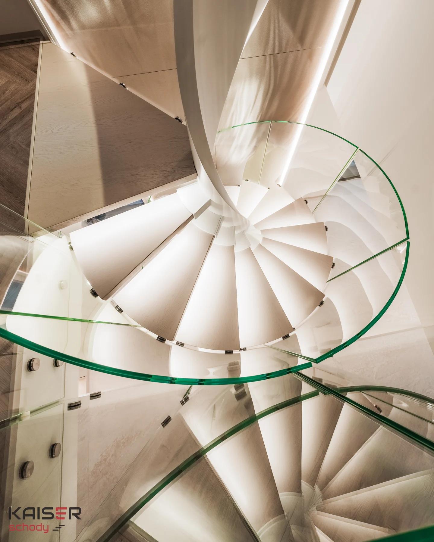Jasne schody spiralne ze szklaną balustradą — ujęcie 03