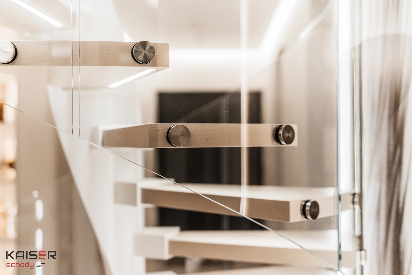 Jasne schody spiralne ze szklaną balustradą — ujęcie 05