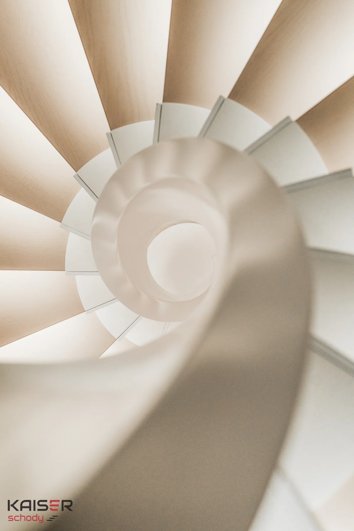 Jasne schody spiralne ze szklaną balustradą — ujęcie 07