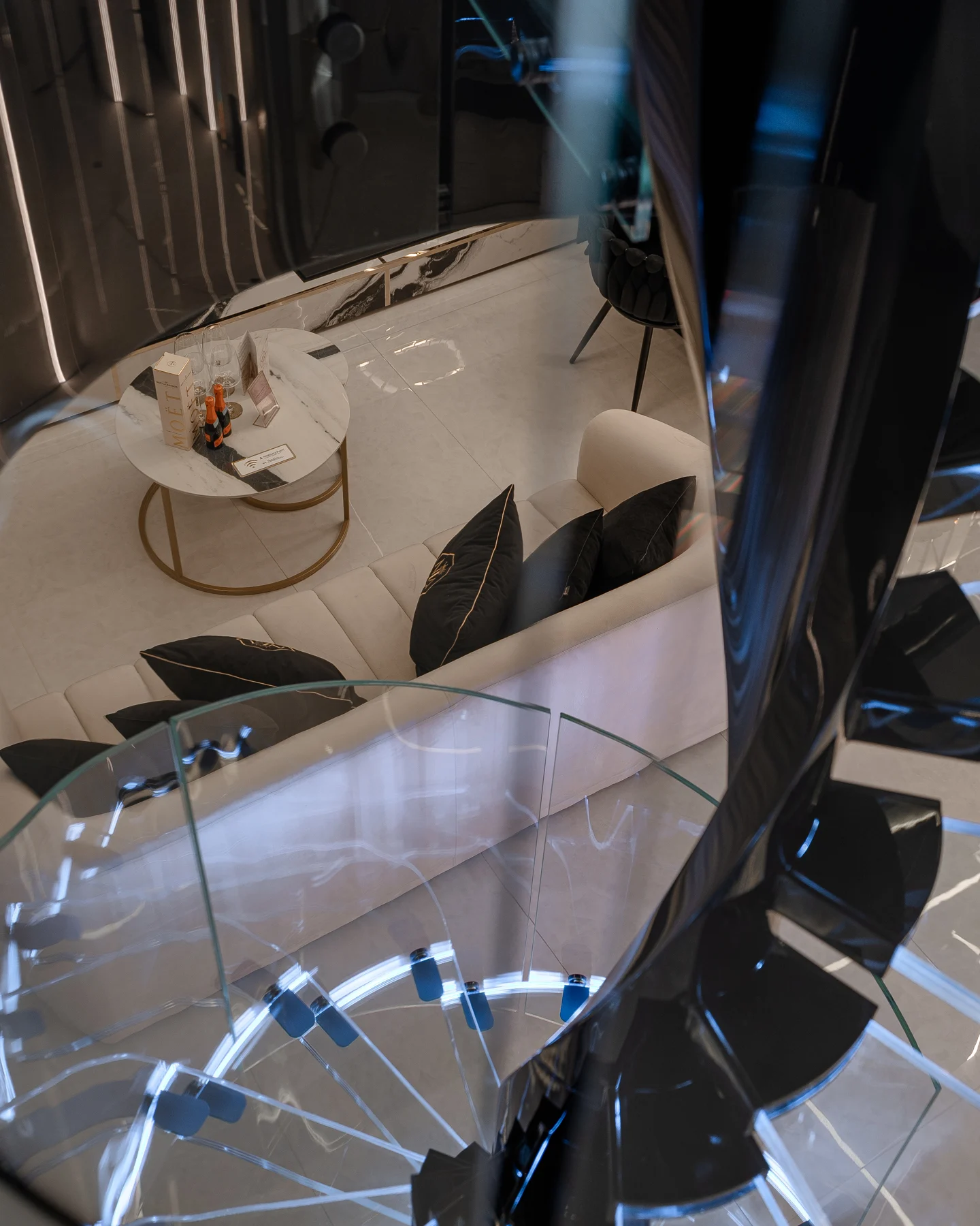 Schody spiralne z podświetleniem — ujęcie 08