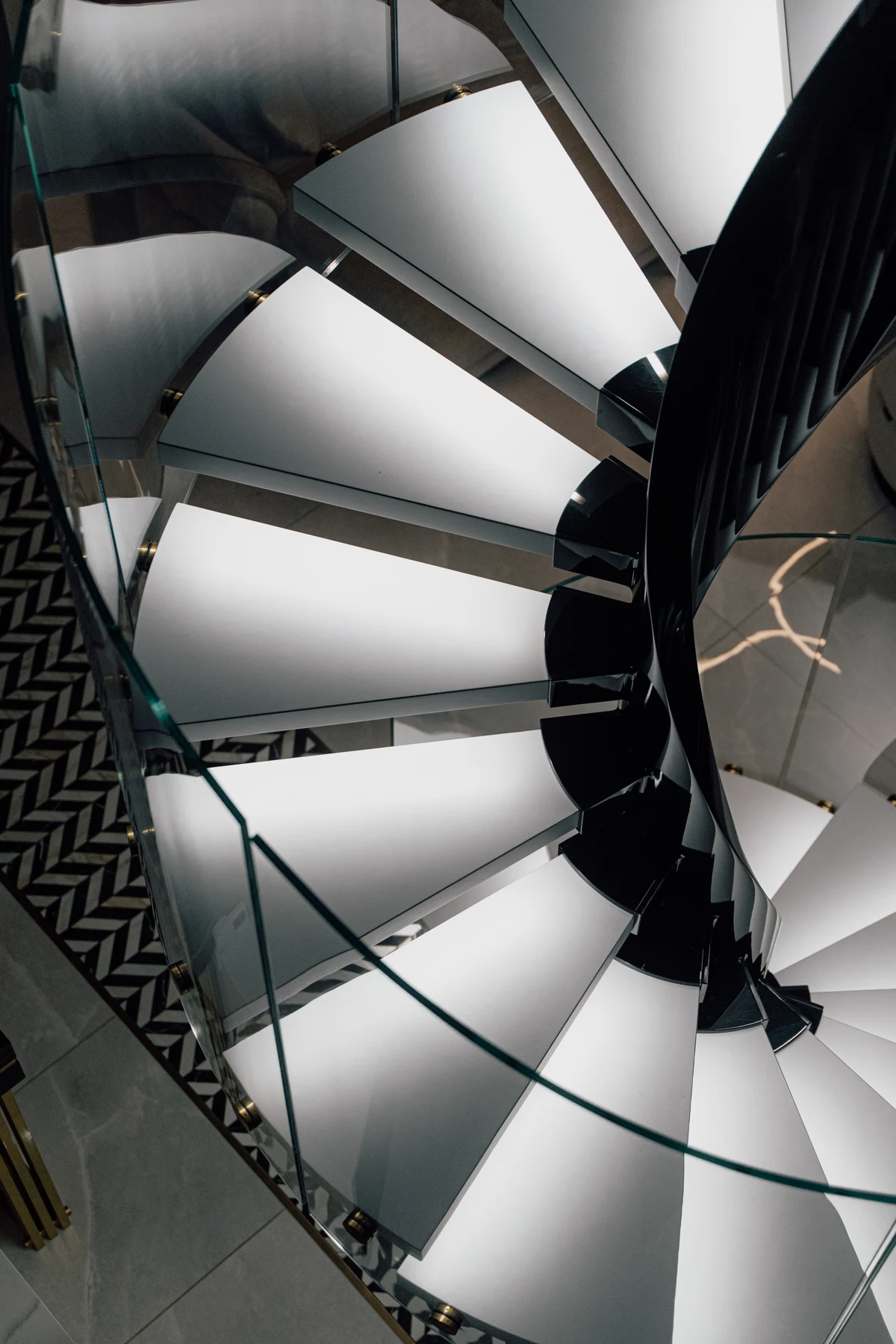 Glass balustrade following the spiral flight