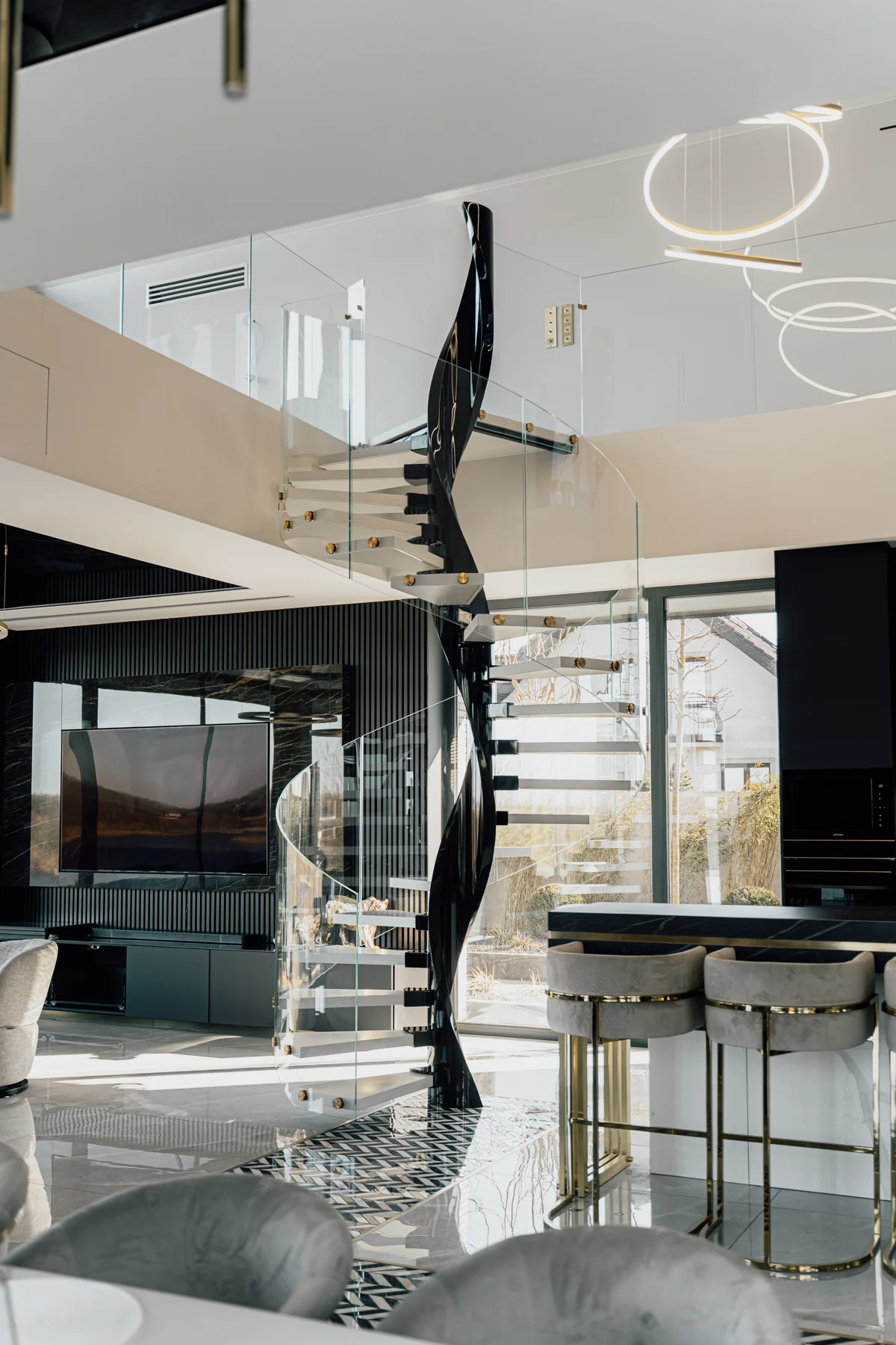 Spiral staircase with light-coloured treads and a dark structure — view 01