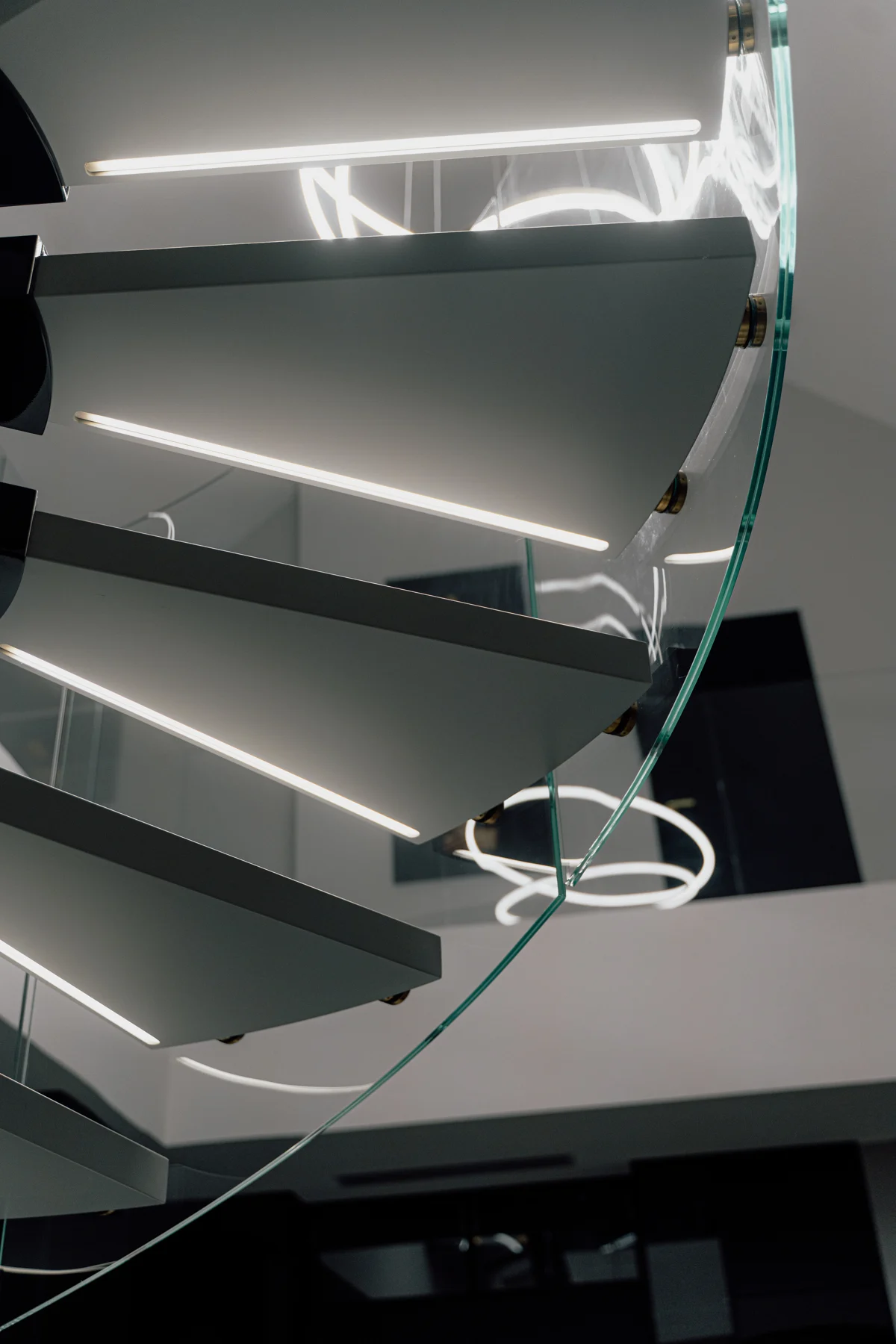 Spiral staircase with light-coloured treads and a dark structure — view 09